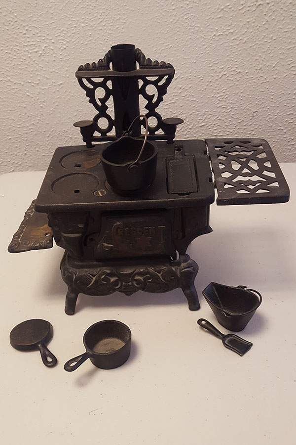 https://www.jgallagherantiques.com/wp-content/uploads/2021/03/minature-cast-iron-stove.jpg